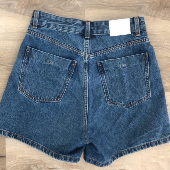 Zara Mom Fit Denim Shorts. Size 4. High-rise, Loose Fit. Medium wash. - Picture 3 of 7
